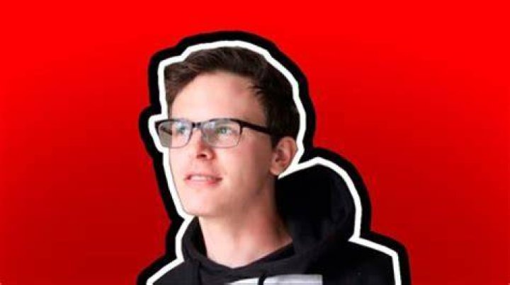 iDubbbz net worth, age, real name, sister, girlfriend, salary, Wiki Bio