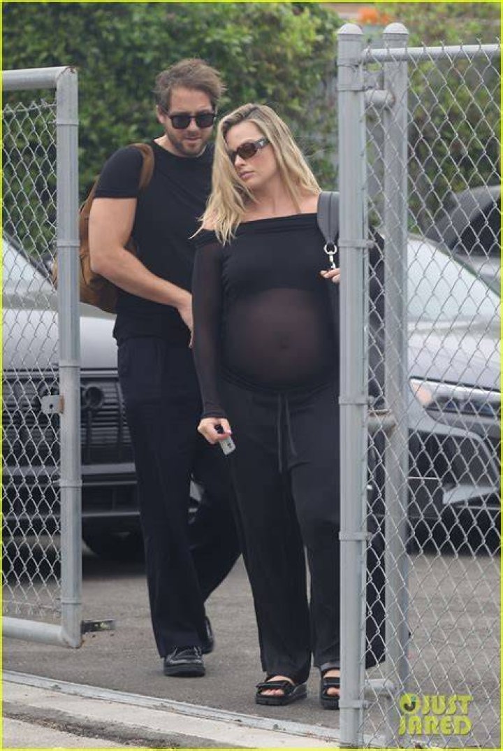 
Is Emerald Fennell Pregnant 2023 | Baby Bump And Husband 