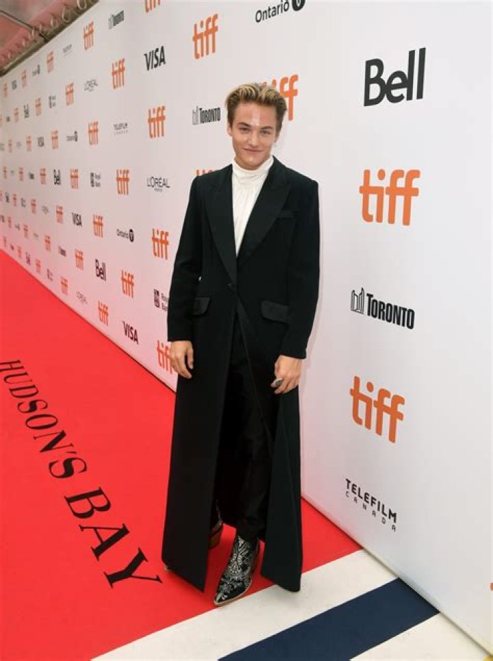 Mitchell Hoog Height, Weight, Net Worth, Age, Birthday, Wikipedia, Who, Instagram, Biography