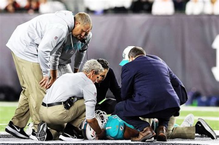 
Tua Tagovailoa Shouldn’t Play the Rest of the Season After 2 Head Injuries, Concussion Expert Says 