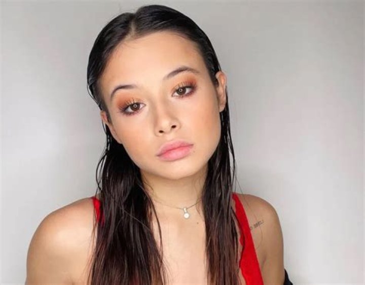 
Zoe Massenti Biography, Age, Boyfriend, Height, Net Worth 
